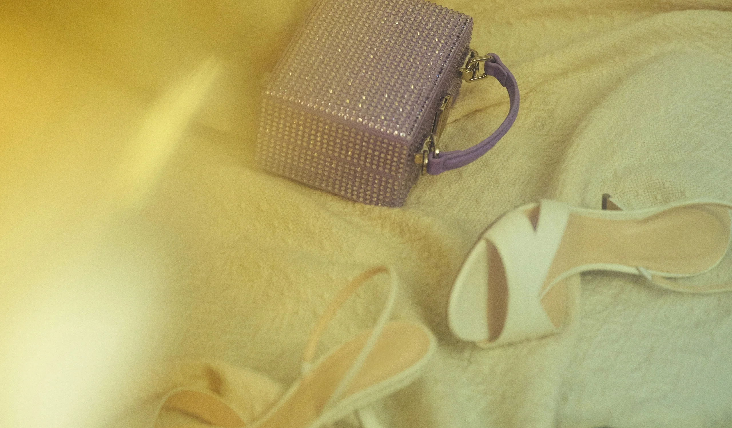 キラキラしたバッグと白いサンダル