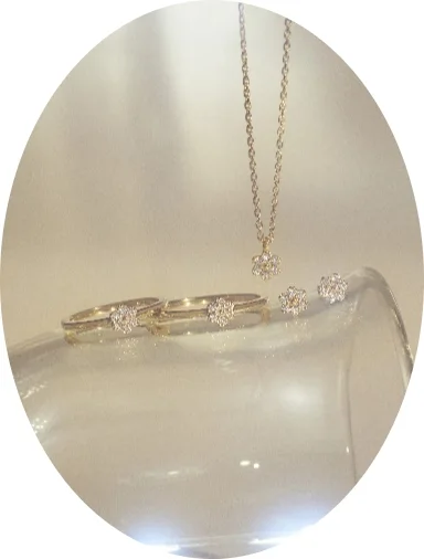 グラスの上のリングとネックレス