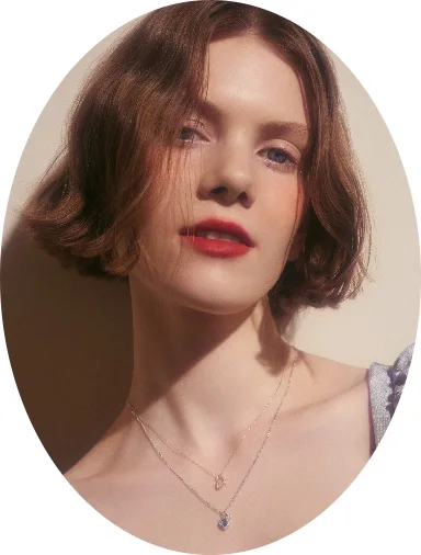 ネックレスをつけたモデル