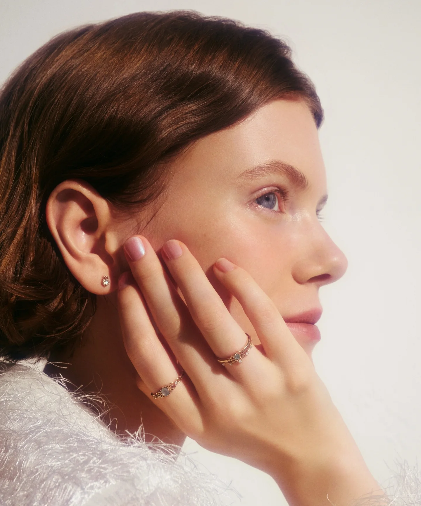 ピアス、リングをつけたモデルの横顔