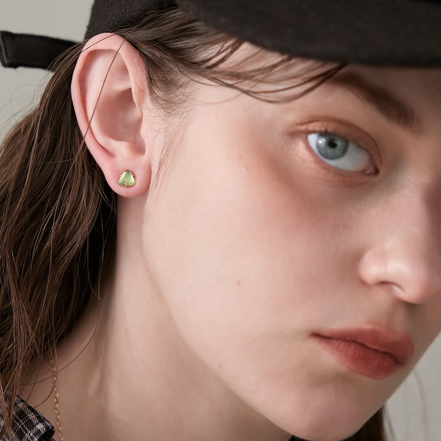 シルバーペリドットトライアングルピアス（片耳用）