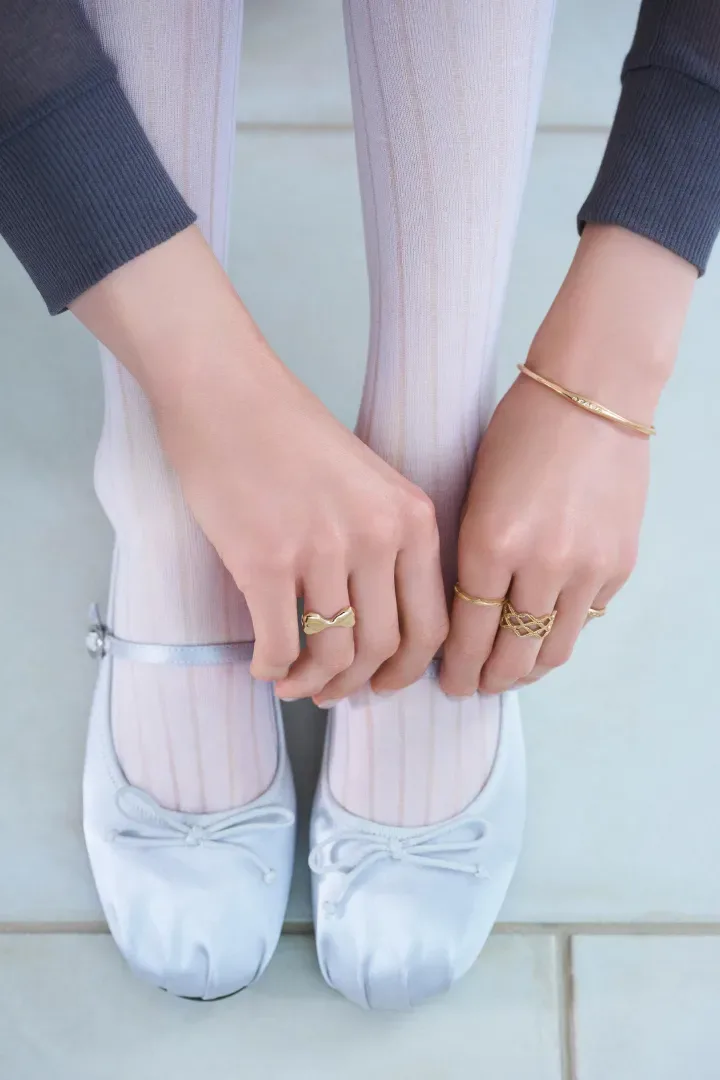 リングをはめた手、バレエシューズ