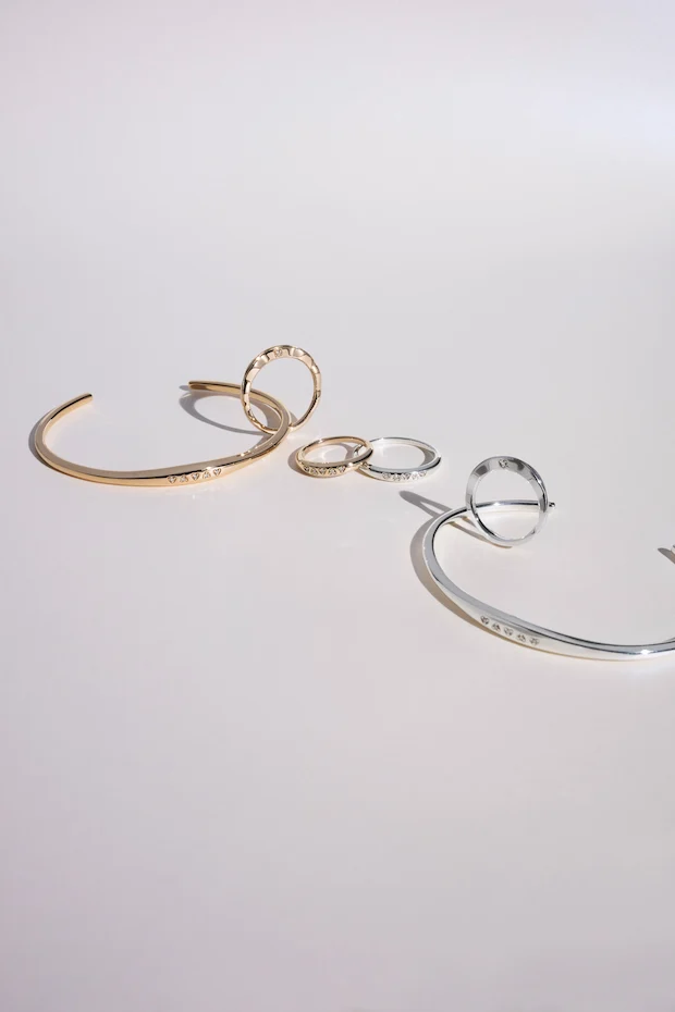 ハートのダイヤモンドが並ぶバングル、リング