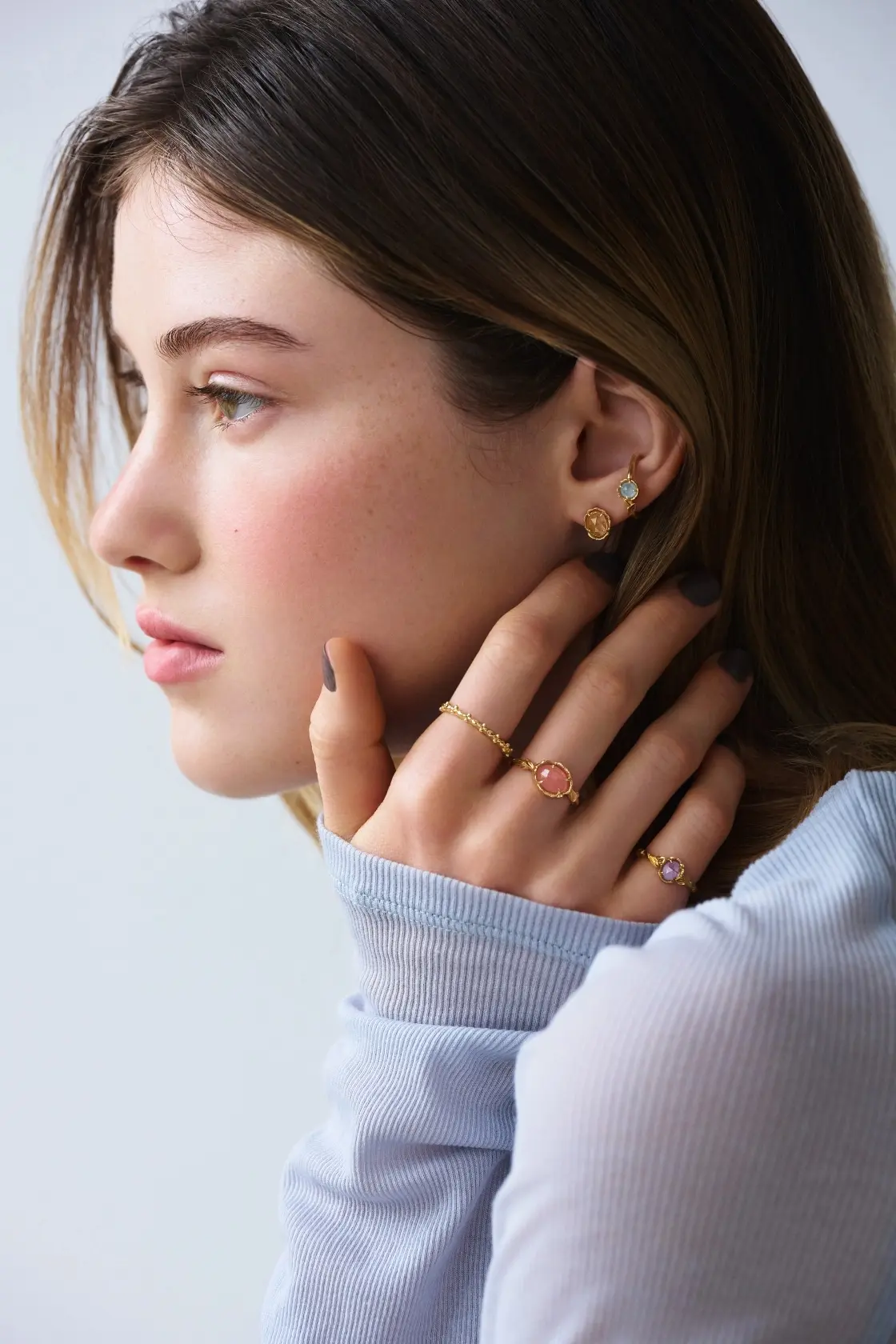 春コレクションをつけたモデル