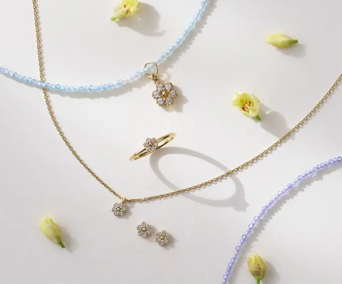 春コレクションをつけたモデル